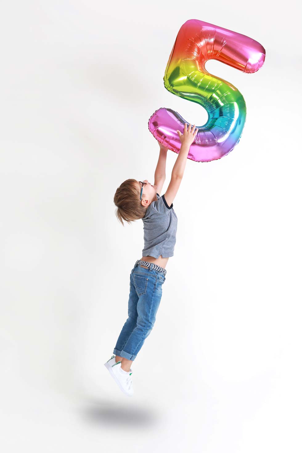Création d'un poster d'une photographie d'un enfant attrapant un ballon
