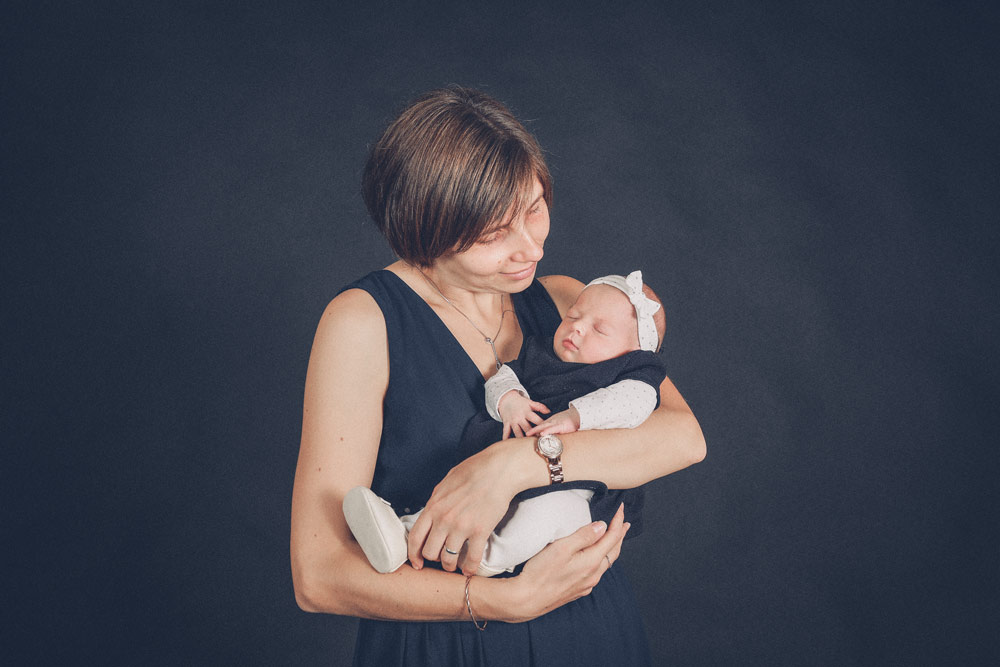 Maman et bébé prennent la pose, shooting naissance photoprice Castres