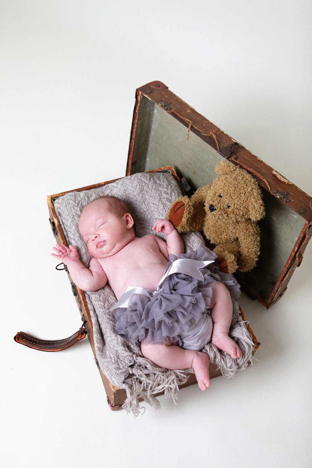 Bébé dort avec son doudou pendant le Shooting photo à Photoprice Castres