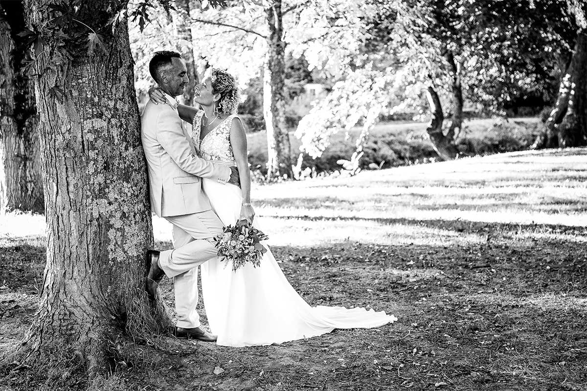 Reportage photo dans les bois, les mariés se regardent et se serrent dans les bras